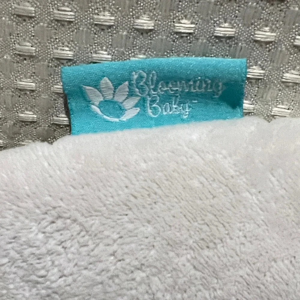 Blooming Baby Lotus Baby Bath Seat Gray and White Flower-Shaped